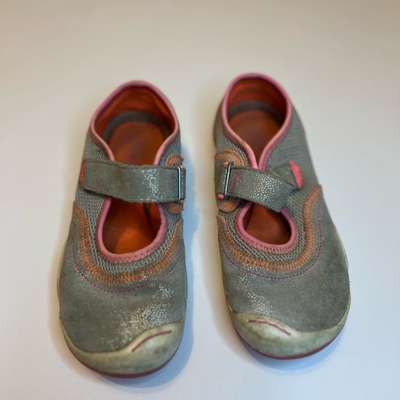 Plae Shoes size 13 kids with velcro closure - Picture 3 of 10